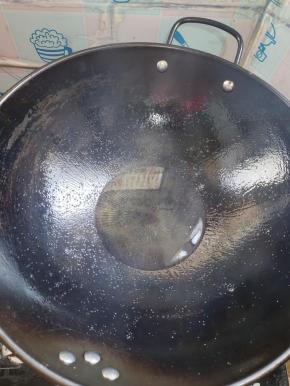 锅烧热放入适量的油，再在油锅里少撒一点儿盐！这样的话，咱们一会儿煎豆腐的时候，不仅能去掉那个豆腥味儿，还能让煎的那个豆腐更加香！