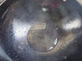 锅烧热放入适量的油，再在油锅里少撒一点儿盐！这样的话，咱们一会儿煎豆腐的时候，不仅能去掉那个豆腥味儿，还能让煎的那个豆腐更加香！