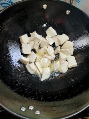 豆腐放入油锅中！