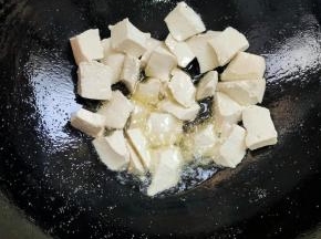 豆腐放入油锅中！