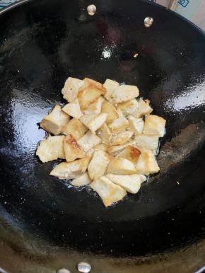 边煎边晃动锅！中小火煎定型了翻面，煎至两面金黄色即可！