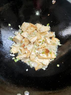 撒入适量的葱末，晃动锅！把葱香味儿给它激发出来！