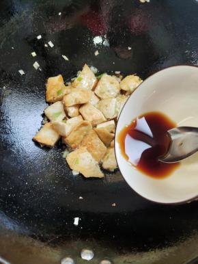顺着锅边儿，倒入调好的料汁儿！煨两分钟，让豆腐充分入味儿！