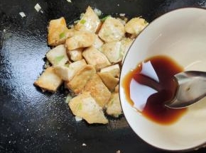 顺着锅边儿，倒入调好的料汁儿！煨两分钟，让豆腐充分入味儿！