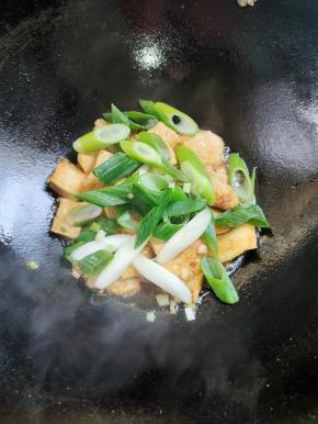 放入葱段继续煨30秒！