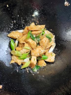 起锅前淋入适量的水淀粉，勾芡即可！