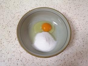 大碗中打入一个土鸡蛋，加入细砂糖。