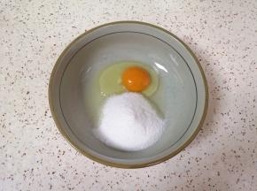 大碗中打入一个土鸡蛋，加入细砂糖。