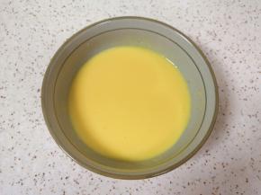 用手动打蛋器搅打均匀。