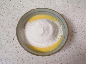 筛入混合好的粉类。