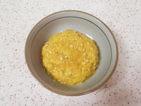 用硅胶铲翻拌成团。烤箱上下管160度预热。