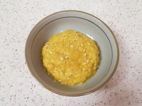 用硅胶铲翻拌成团。烤箱上下管160度预热。