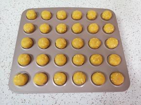  分成大小一致的小圆球，放入饼干模具。