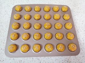 刷上一层蛋液，撒上熟白芝麻。