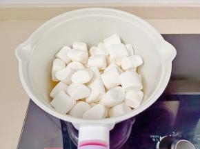 黄油融化后加棉花糖，全程开小火。