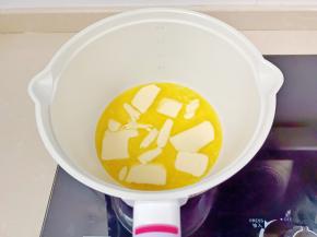 黄油放入奶锅，开小火让其融化。