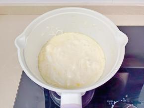 用硅胶铲不断按压棉花糖，让棉花糖融化的更快。