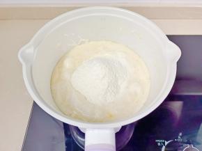 倒入奶粉快速翻拌均匀。