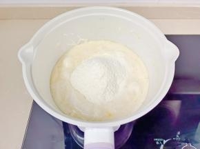 倒入奶粉快速翻拌均匀。