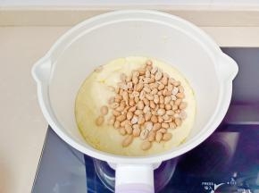 依次放入花生米【花生米提前炒好去皮备用】