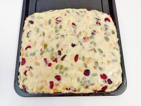 烤盘里垫油纸，把它放上去，上面再改一层油纸，用擀面杖擀平整，自然放凉，或者盖上油纸放冰箱冷藏再拿出来。