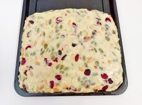 烤盘里垫油纸，把它放上去，上面再改一层油纸，用擀面杖擀平整，自然放凉，或者盖上油纸放冰箱冷藏再拿出来。