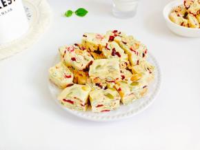 凉透的棉花糖切小块，放包装袋装好即可！