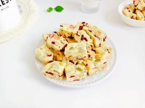 凉透的棉花糖切小块，放包装袋装好即可！