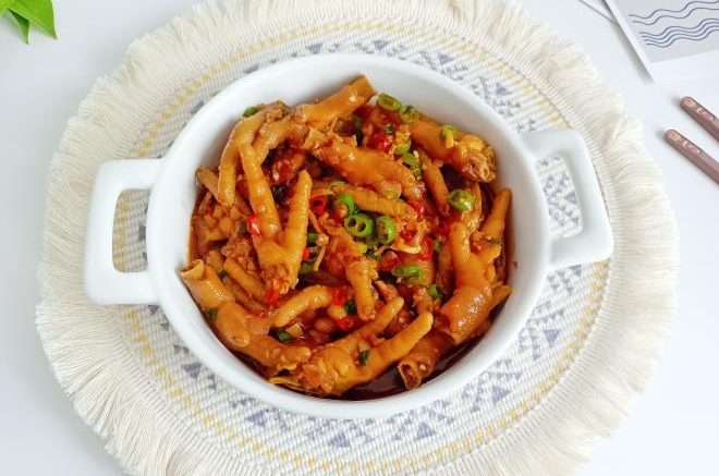 辣椒炒凤爪