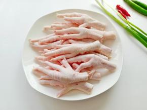 准备好新鲜的鸡爪。