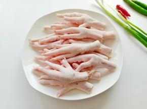 准备好新鲜的鸡爪。