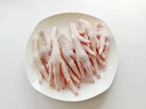 用剪刀把鸡爪的指甲剪了。