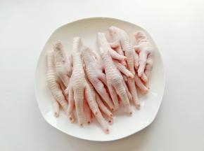 用剪刀把鸡爪的指甲剪了。