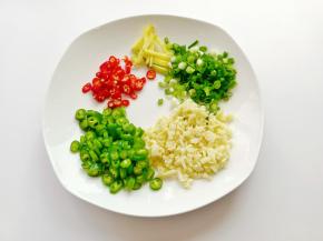 辣椒、蒜、生姜、葱分别切好备用。