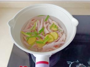 鸡爪冷水下锅，加生姜片，葱段。