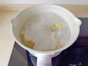 水开后撇去浮沫，再煮一分钟后捞出冲洗干净，沥干水分。