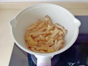 加鸡爪翻炒两分钟。