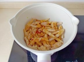 加生抽两勺，料酒两勺。