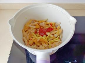 加辣椒酱两勺。