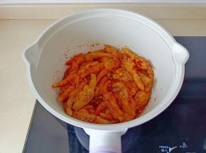 把调味料翻炒均匀上色。