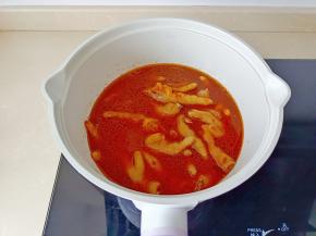 加少许开水没过鸡爪，大火煮开转中火炖15分钟。