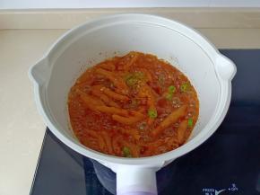 加线椒粒，葱花翻炒均匀即可出锅！