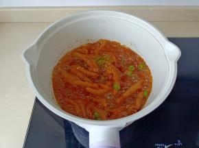 加线椒粒，葱花翻炒均匀即可出锅！