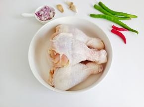 准备好新鲜的大鸡腿。