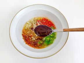 蚝油一勺，芝麻油一勺。