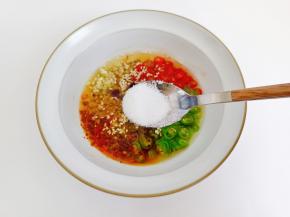 糖半勺，加点煮鸡腿的原汁一起拌均匀。