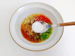 糖半勺，加点煮鸡腿的原汁一起拌均匀。