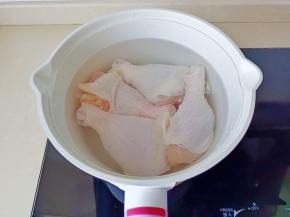 鸡腿冷水下锅。