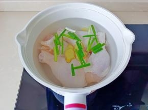 加入葱段，料酒，开大火焯水。