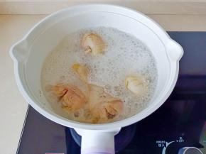水开后转中火，根据鸡腿大小煮15~20分钟。